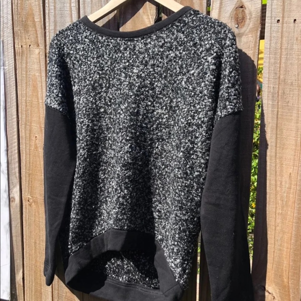 ✨6 for $15✨ Forever 21 marked black sweatshirt